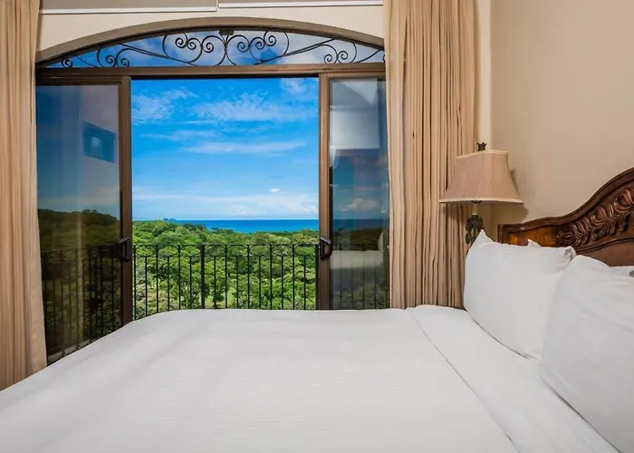Stunning Luxury Penthouse In Exclusive Beachfront Community With Resort-style Amenities & Sweeping Views Of The Ocean & Golf Course Сasa de vacaciones Santa Cruz (Guanacaste)