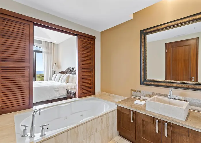 Stunning Luxury Penthouse In Exclusive Beachfront Community With Resort-style Amenities & Sweeping Views Of The Ocean & Golf Course Santa Cruz (Guanacaste)